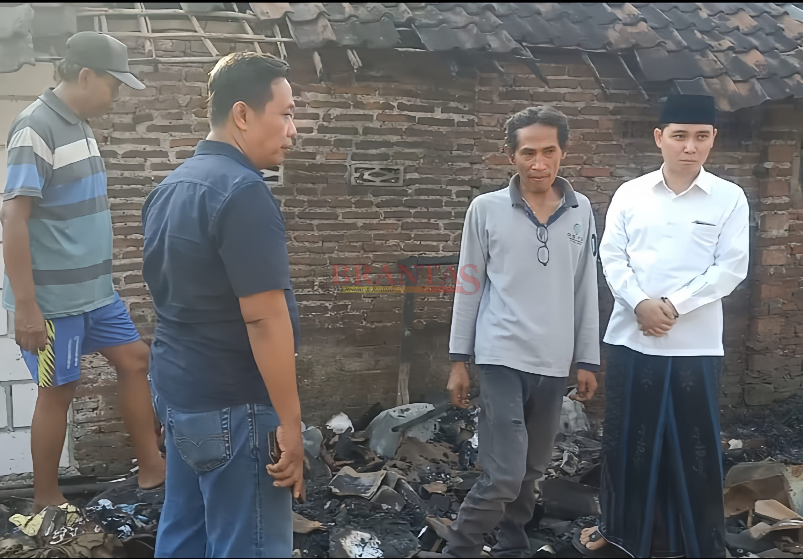 Dr. H. Muhammad Albara Wakil Bupati Mojokerto ( Gus Barra) saat meninjau korban kebakaran di Desa Tempuran