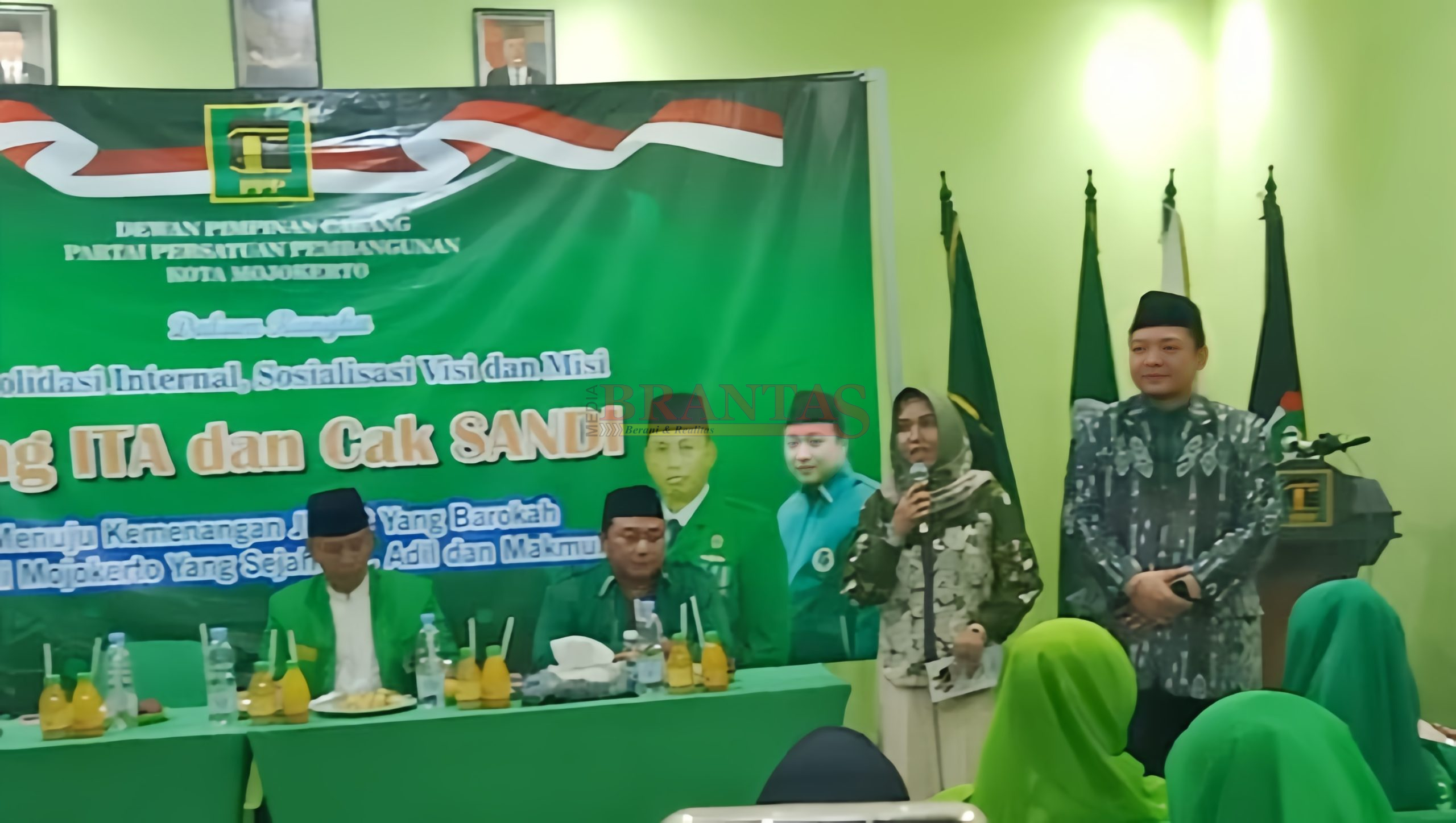 Calon Walikota Ning Ita didampingi Cak Sandi Calon Wakil Walikota Mojokerto saat sambutan