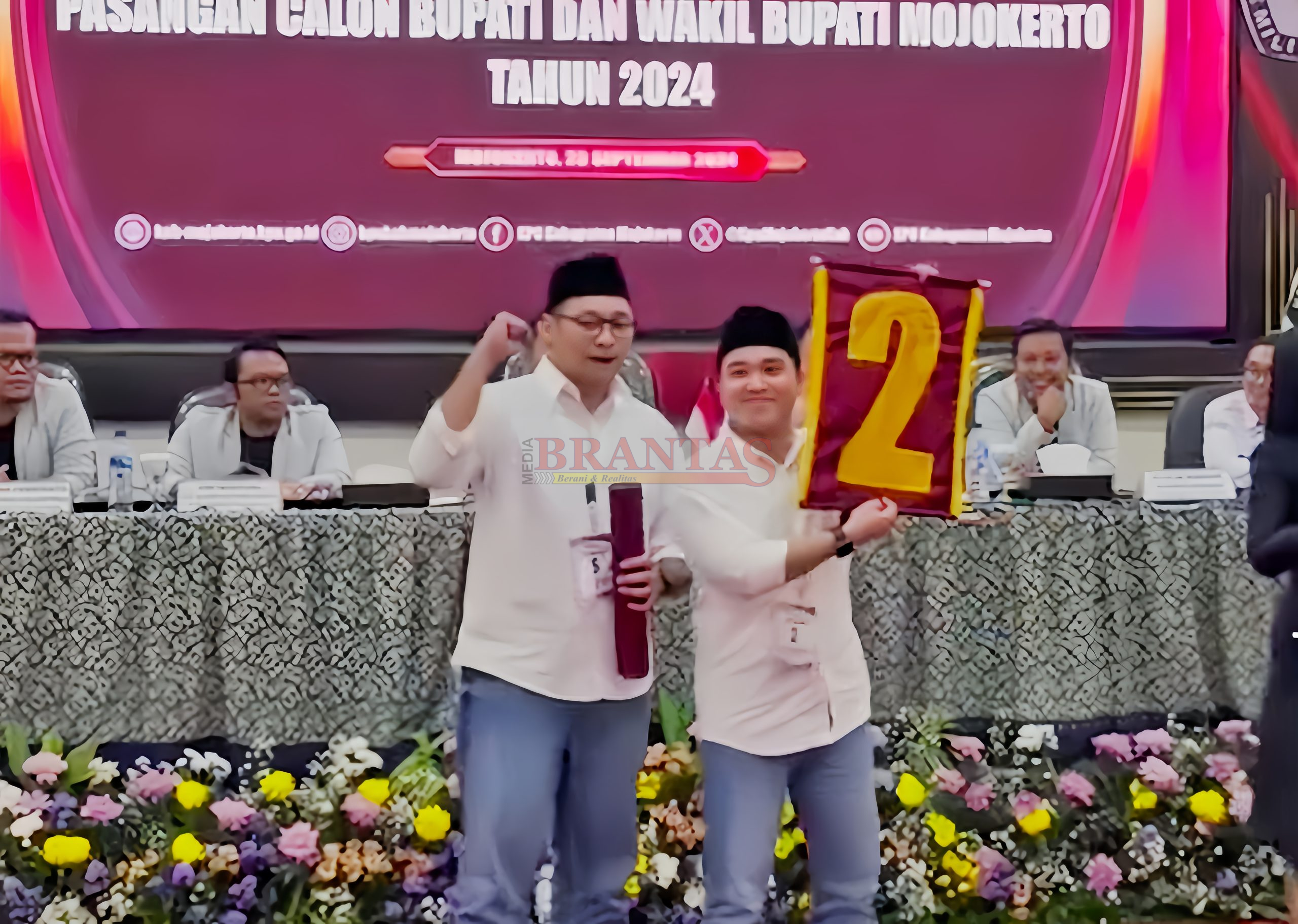 Pasangan MUBAROK, Gus Barra dan dr. Rizal saat mengangkat Nomor 2 sebagai simbul kemenangan di Pilkada Kabupaten Mojokerto 2024