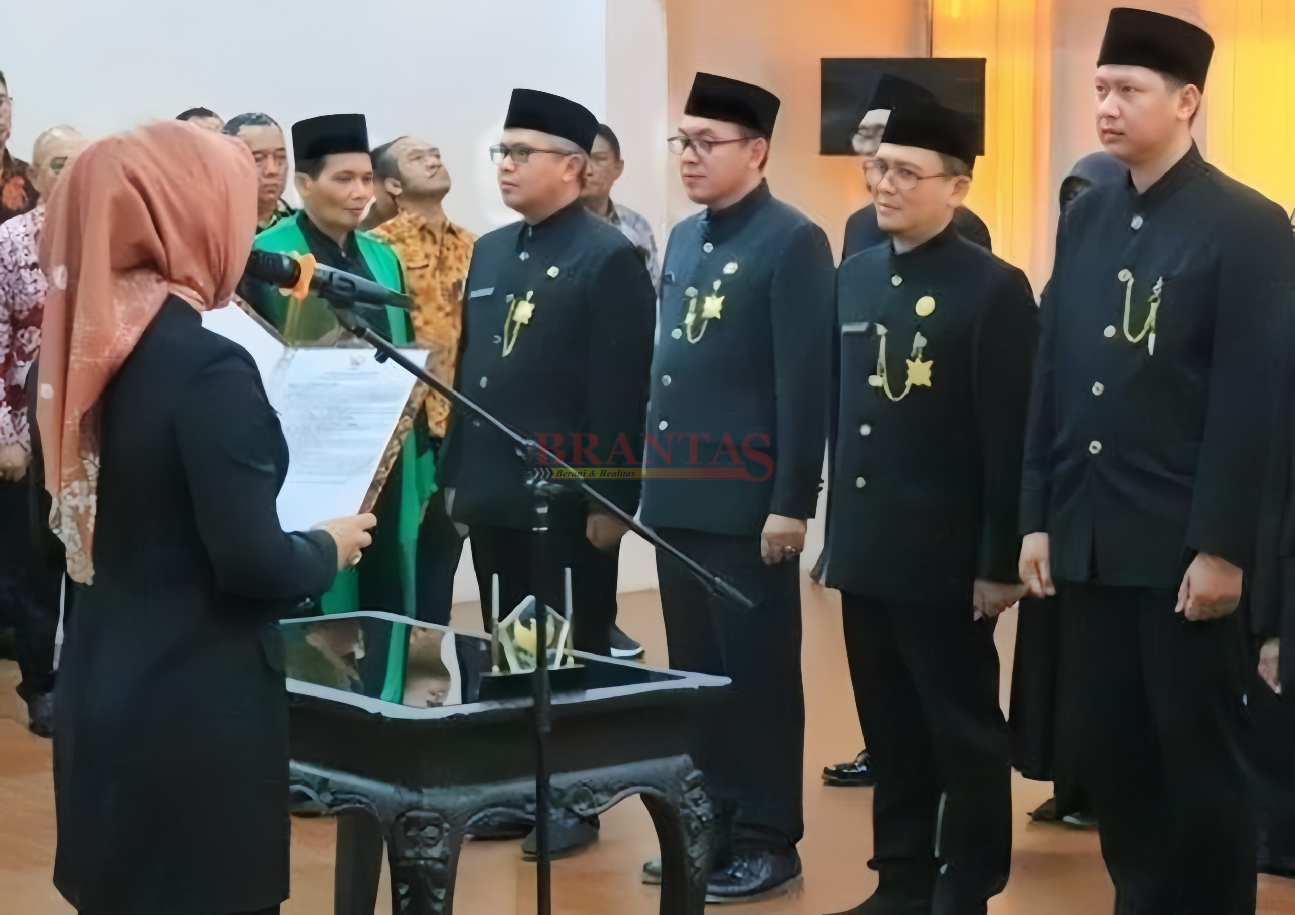 Bupati Ikfina saat melantik dan mengambil Sumpah Drs. Ardi Sepdianto, M.Si sebagai Kepala Bapenda Kabupaten Mojokerto