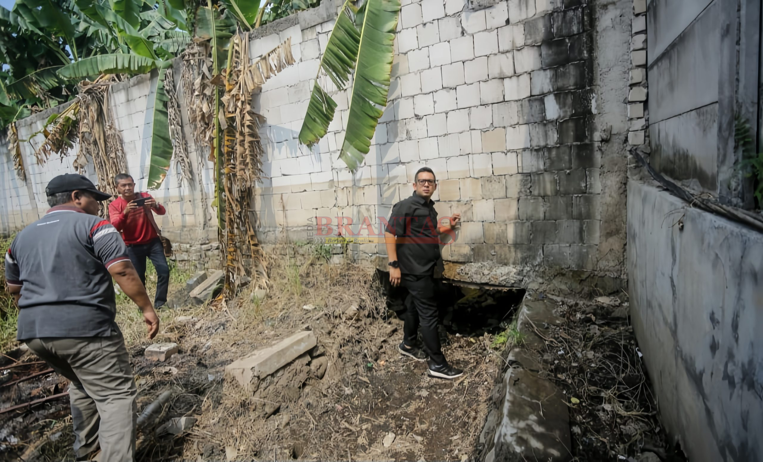 Pj. Walikota Mojokerto Moch. Ali Kuncoro, SSTP, didampingi Camat Pralon H. Riaji, SH, saat mengecek gorong -gorong di Perum Surodinawan