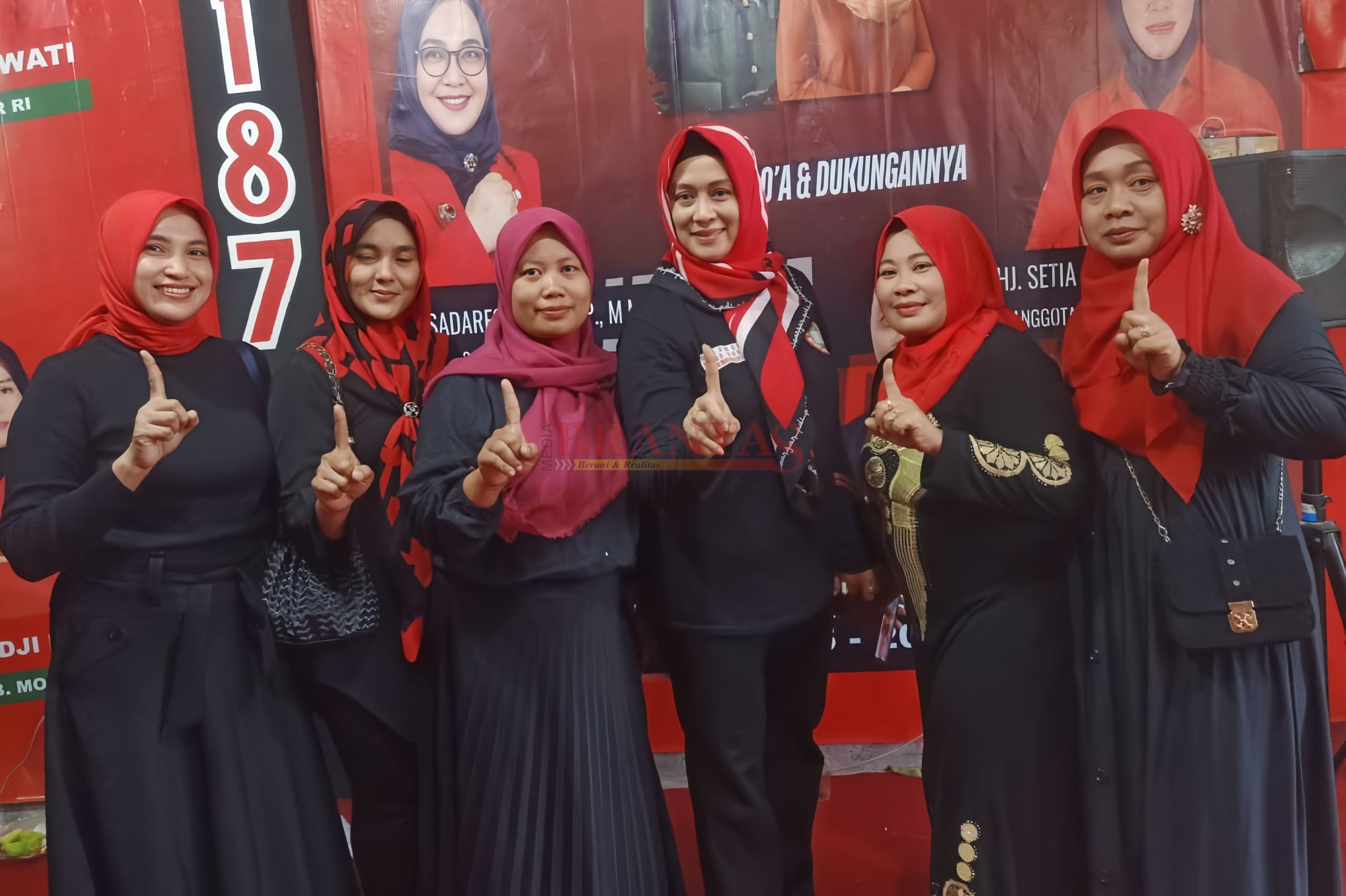Pembina Relawan Muda Mudi Setia bersama Para Relawan menunjukkan Nomor 1 untuk pasangan Ikfina - Gus Dulloh
