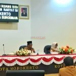 Ketua DPRD Kota Mojokerto sementara H. Santoso Bekti Wibowo, ST bersama Wakil Ketua sementara Hj Enny Rahmawati didampingi Sekwan H. Novi Rahardjo SSTP saat mengumumkan Pembentukan Fraksi Fraksi