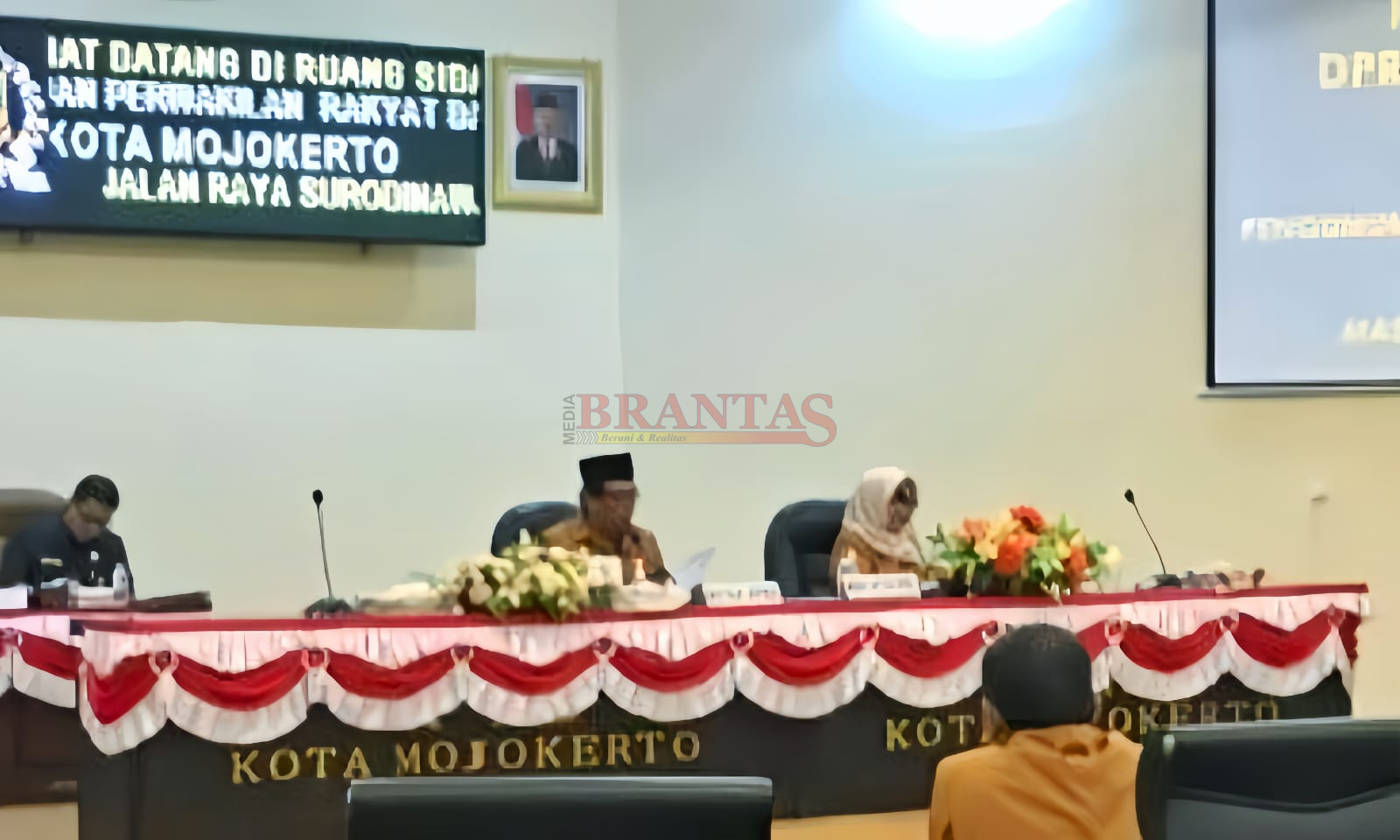 Ketua DPRD Kota Mojokerto sementara H. Santoso Bekti Wibowo, ST bersama Wakil Ketua sementara Hj Enny Rahmawati didampingi Sekwan H. Novi Rahardjo SSTP saat mengumumkan Pembentukan Fraksi Fraksi