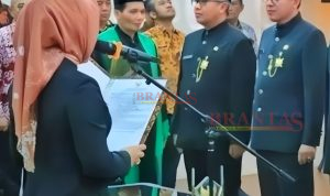 Bupati Mojokerto dr Ikfina Fatmawati saat melantik dan mengambil Sumpah Jabatan H. Iwan Abdillah, S.Sos, SH, M.Si sebagai Kepala BPKAD Kabupaten Mojokerto