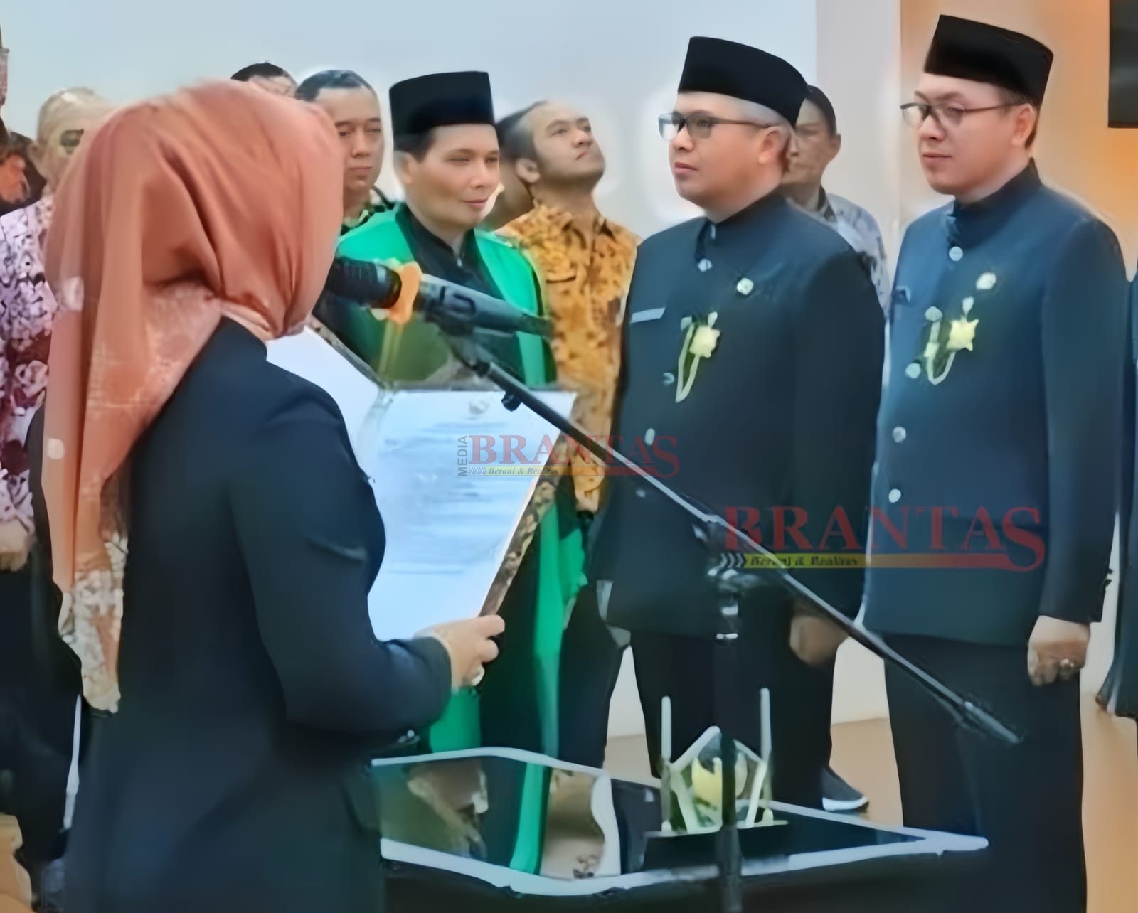 Bupati Mojokerto dr Ikfina Fatmawati saat melantik dan mengambil Sumpah Jabatan H. Iwan Abdillah, S.Sos, SH, M.Si sebagai Kepala BPKAD Kabupaten Mojokerto