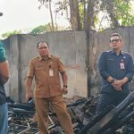 Kepala Dinas Pendidikan dan Kebudayaan Kota Mojokerto Ruby Hartoyo, S.Sos, MM bersama Pj. Walikota Mojokerto Moch. Ali Kuncoro SSTP saat berada di lokasi puing puing sisa kebakaran di SMP Negeri 3 Kota Mojokerto