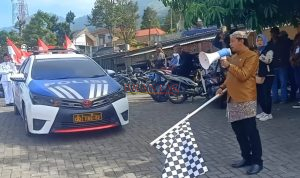 Komisioner KPU Kabupaten Mojokerto Muslim Bukhori saat memberangkatkan Kirab Maskot Pilkada serentak 2024