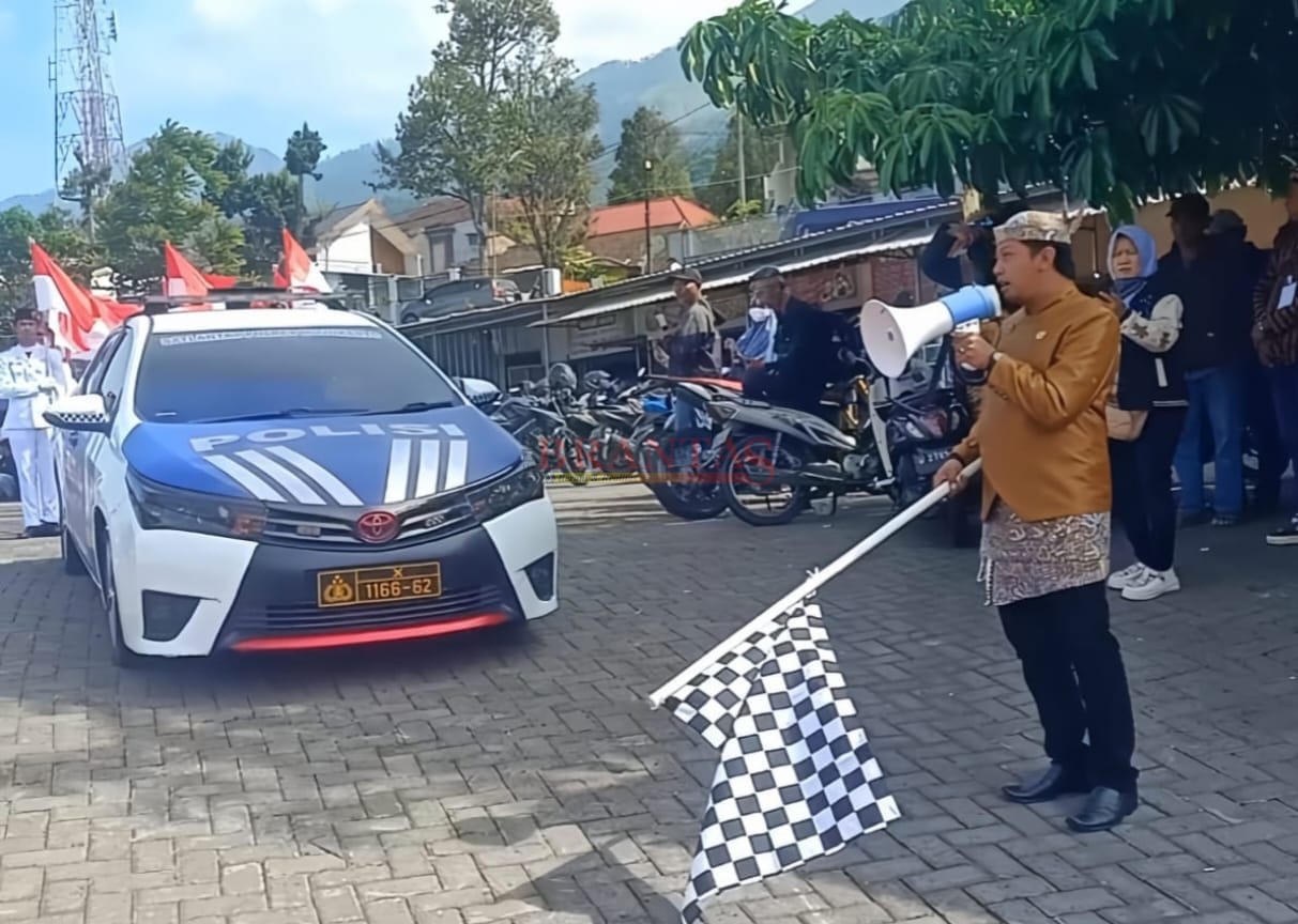 Komisioner KPU Kabupaten Mojokerto Muslim Bukhori saat memberangkatkan Kirab Maskot Pilkada serentak 2024