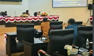 Ketua DPRD Kota Mojokerto Sementara H. Santoso Bekti Wibowo SH dan Wakil Ketua sementara Hj Enny Rahmawati didampingi Sekwan H. Novi Rahardjo SSTP saat RDP Dengan DPPUR Terkait Seringnya Terjadi Listrik Padam