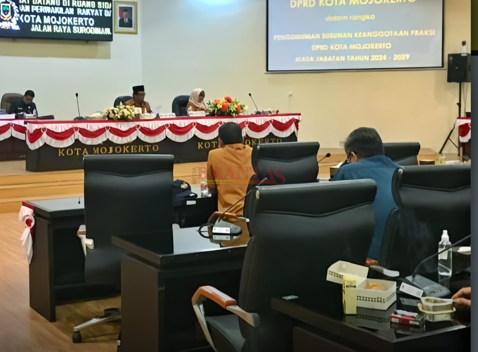 Ketua DPRD Kota Mojokerto Sementara H. Santoso Bekti Wibowo SH dan Wakil Ketua sementara Hj Enny Rahmawati didampingi Sekwan H. Novi Rahardjo SSTP saat RDP Dengan DPPUR Terkait Seringnya Terjadi Listrik Padam