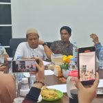 Direktur LBH Djawa Dwipa Hadi Purwanto SH, Didampingi para Korban Penganiayaan dan perusakan excavator saat konferensi pers