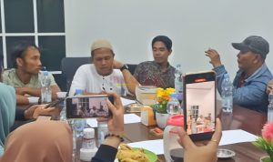 Direktur LBH Djawa Dwipa Hadi Purwanto SH, Didampingi para Korban Penganiayaan dan perusakan excavator saat konferensi pers