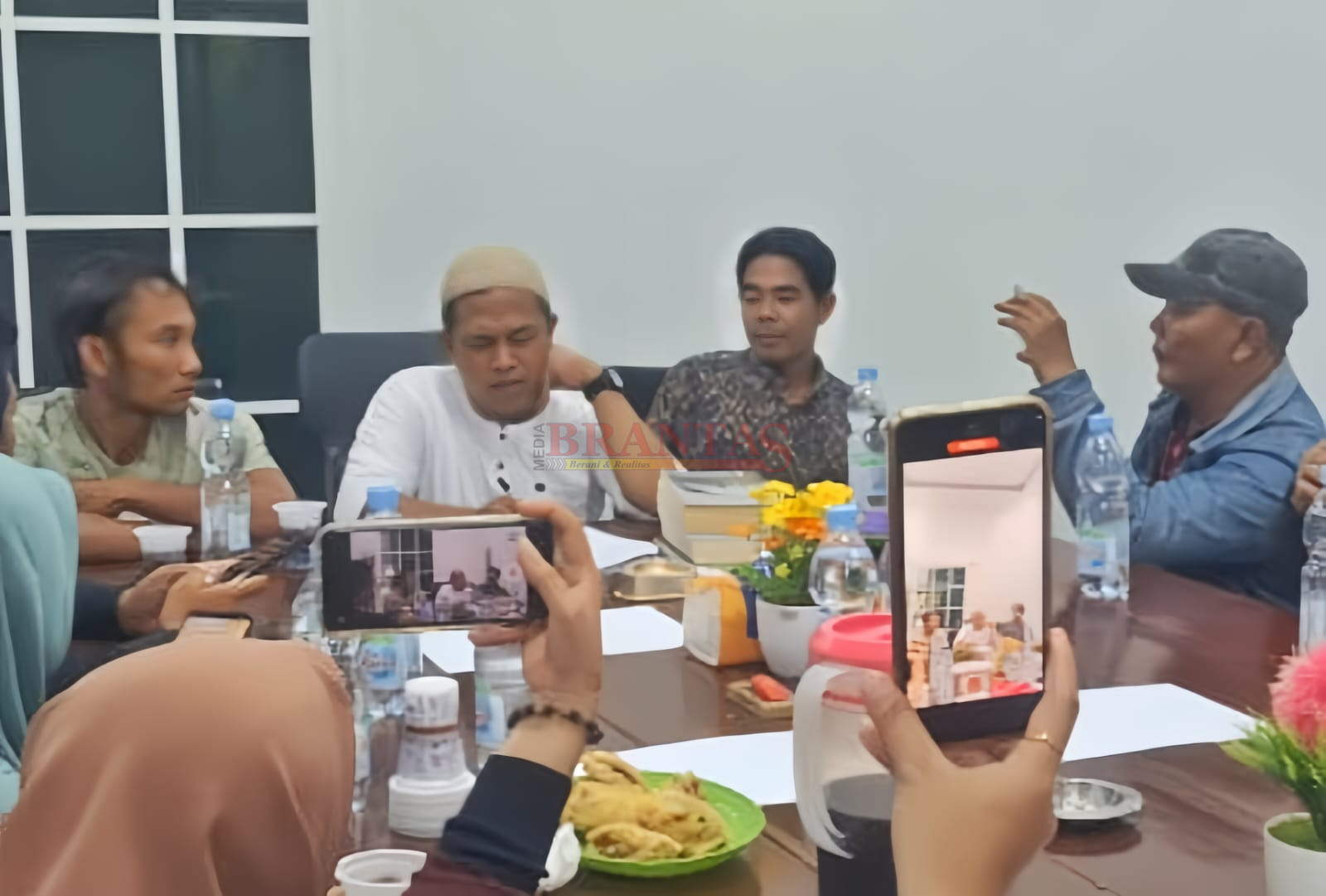 Direktur LBH Djawa Dwipa Hadi Purwanto SH, Didampingi para Korban Penganiayaan dan perusakan excavator saat konferensi pers