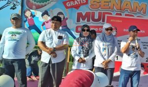 Ning Hanna Mendampingi Gus Barra Calon Bupati Nomor Urut 2 bersama Abah Sholeh Watu Ketua DPC Partai Demokrat Kabupaten Mojokerto saat Senam