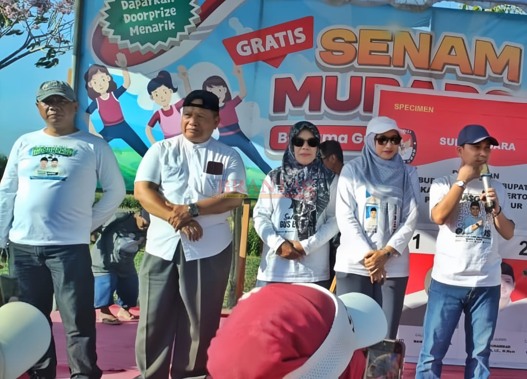 Ning Hanna Mendampingi Gus Barra Calon Bupati Nomor Urut 2 bersama Abah Sholeh Watu Ketua DPC Partai Demokrat Kabupaten Mojokerto saat Senam