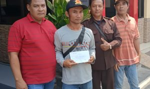 Korban Muhamad Aris didampingi Rekanya menunjukkan bukti laporannya ke Polres Mojokerto atas dugaan Penganiayaan yang menimpa dirinya