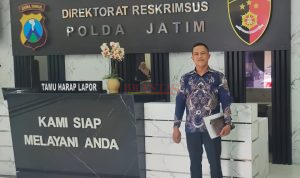 Direktur LBH Djawa Dwipa Hadi Purwanto SH ST yang akrab disapa Hadi Gerung saat melaporkan Tiga Oknum SRI ke Polda Jatim ( Dok )