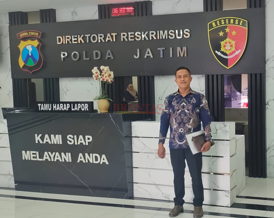 Direktur LBH Djawa Dwipa Hadi Purwanto SH ST yang akrab disapa Hadi Gerung saat melaporkan Tiga Oknum SRI ke Polda Jatim ( Dok )