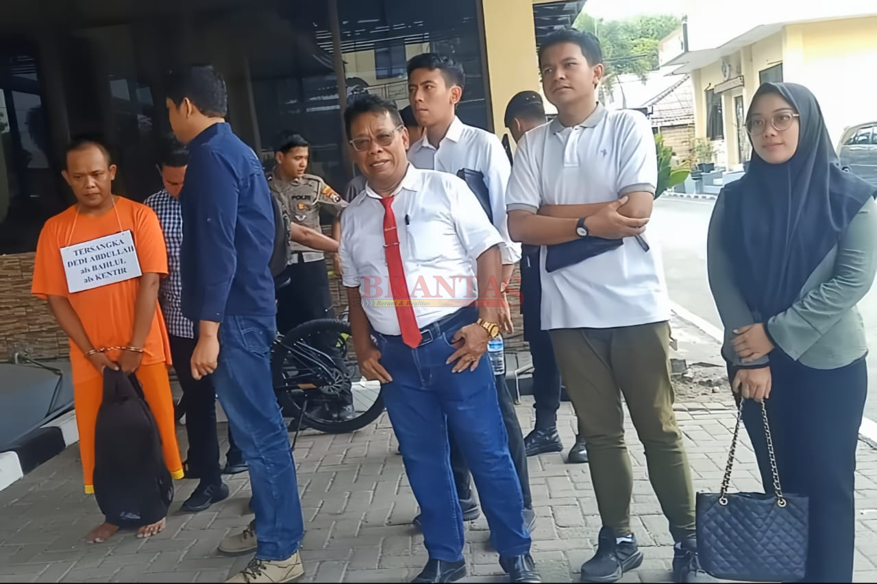 Pengacara Kondang Alex Askohar Saat mendampingi kliennya Tersangka Pembunuhan Perempuan Asal Kediri saat Rekontruksi