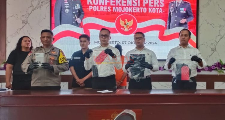 Jajaran Polres Mojokerto Kota saat mengelar Konferensi Pers penangkapan tersangka Penganiayaan warga Gunungsari Dawarblandong