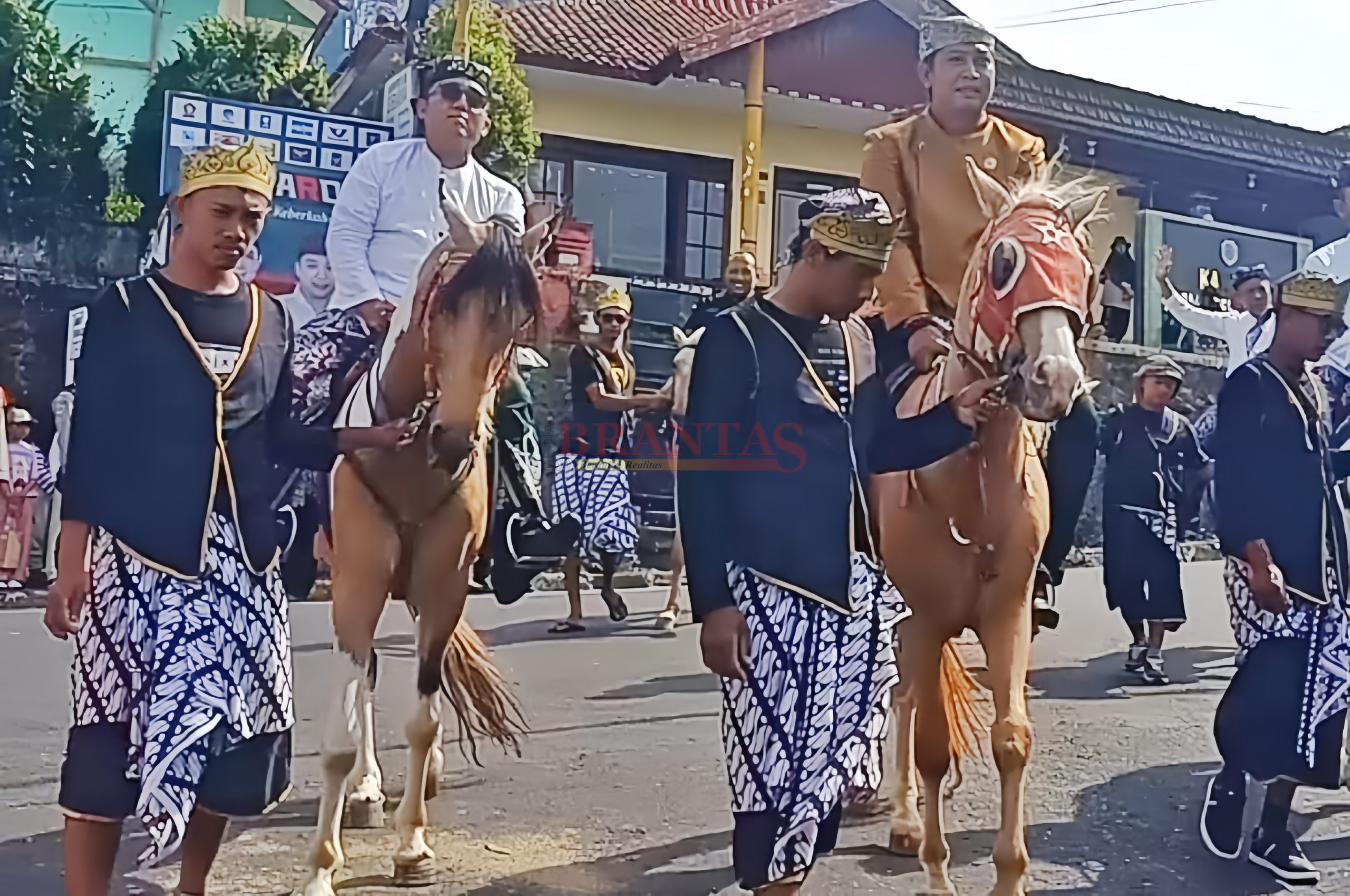 Komisioner KPU Kabupaten Mojokerto Muslim Bukhori saat mengikuti Kirab Maskot Pilkada 2024