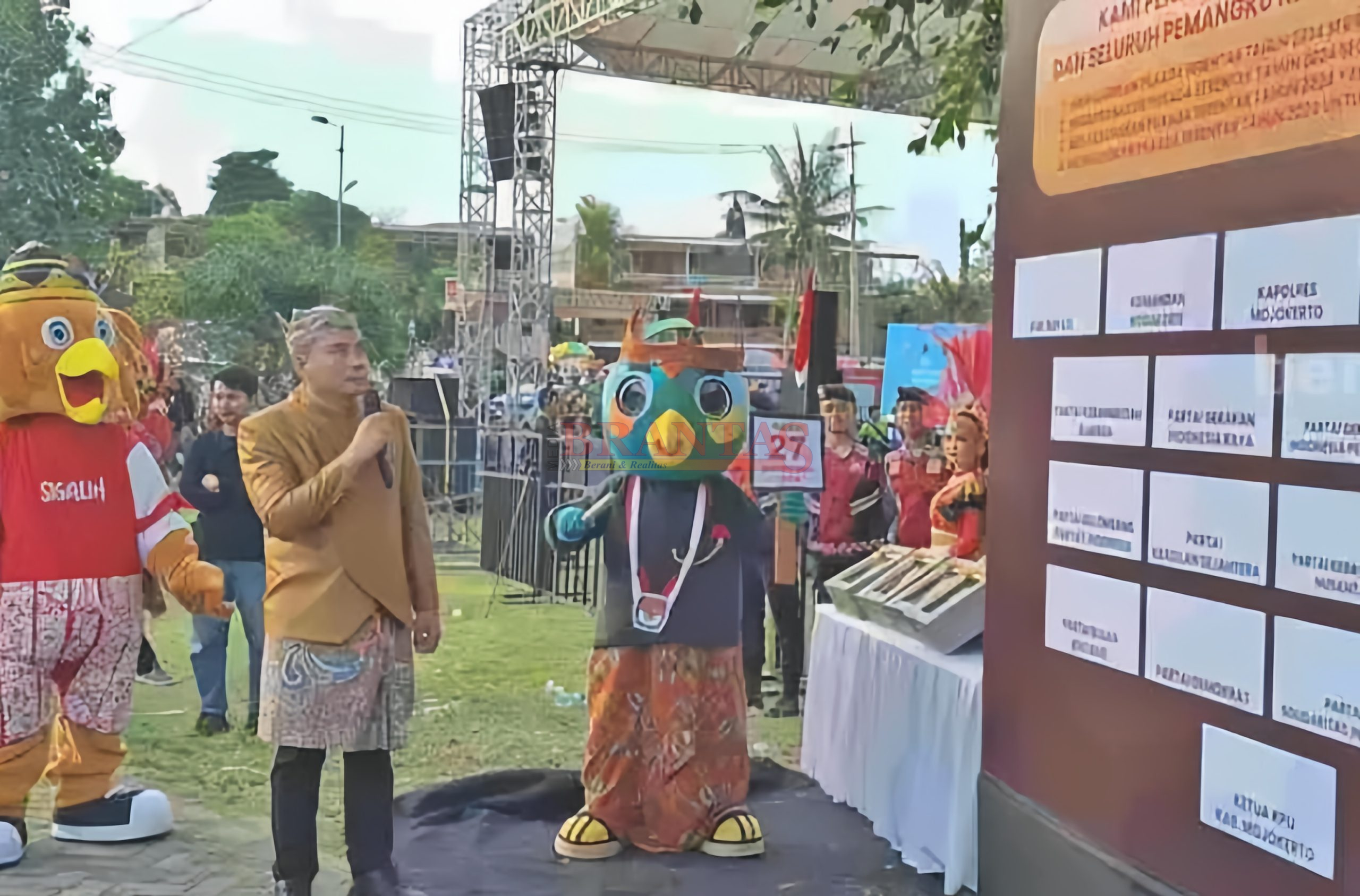 Ketua KPU Kabupaten Mojokerto Afnan Hidayat saat mensosialisasikan Si Jali dan Sigalih Pada Kirab Maskot Pilkada serentak
