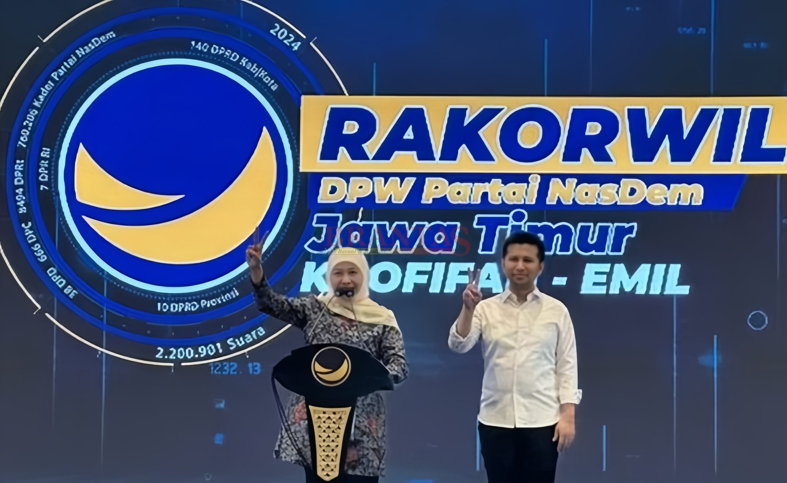 Pasangan Calon Gubernur dan Calon Wakil Gubernur Jatim Khofifah Indar parawansa dan Emil Dardak saat menghadiri Rakorwil