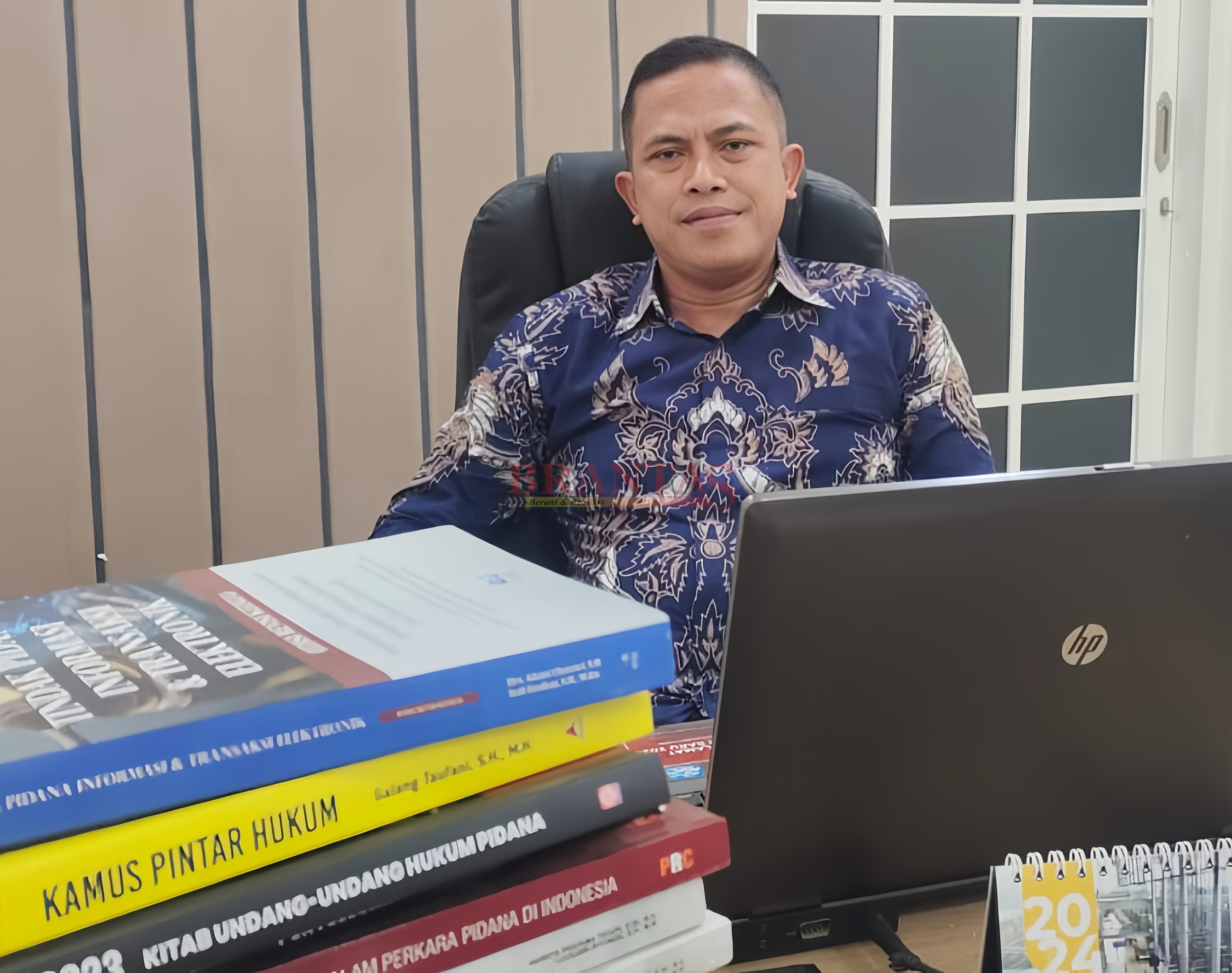 Direktur LBH Djawa Dwipa Hadi Purwanto SH, ST yang akrab disapa Hadi Gerung saat ditemui  media ini di ruang kerjanya