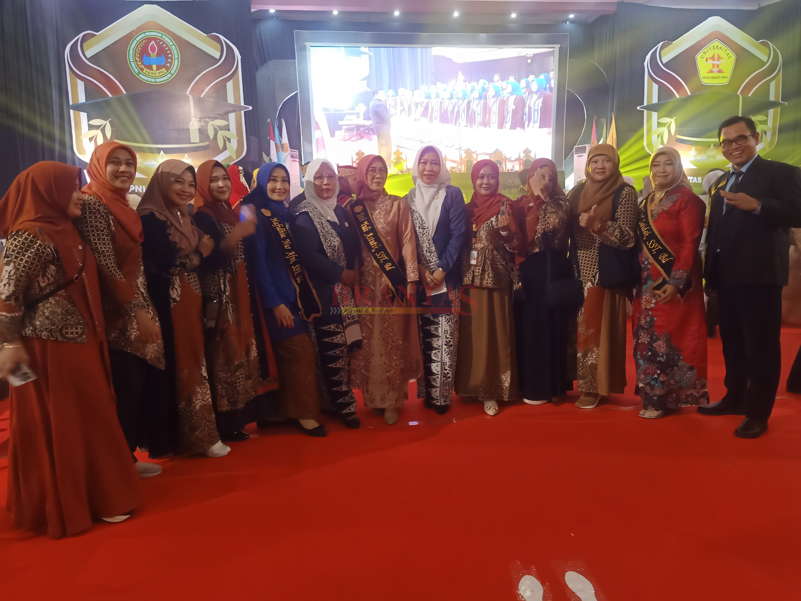 Ketua PC IBI Kabupaten Mojokerto Bidan Rany Juliastuti photo bersama disela sela acara Wisuda dan Pelantikan Mahasiswi UBS PPNI Mojokerto