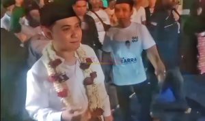 Ribuan warga Ngabar dan Banjarsari Tumplek Blek saat menyambut kedatangan Gus Barra Calon Bupati Mojokerto dengan kalungan bunga