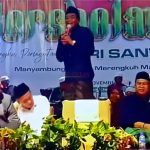 KH. Anwar Zahid saat berceramah di acara " GAYAMAN BERSHOLAWAT" didampingi Anggota DPRD Fraksi PKB H. Akhmad Luthfy Ramadhani, M.Pd ( kiri ) dan Ketua DPRD Kabupaten Mojokerto Hj Ayni Zuroh, MM ( kanan)