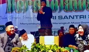 KH. Anwar Zahid saat berceramah di acara " GAYAMAN BERSHOLAWAT" didampingi Anggota DPRD Fraksi PKB H. Akhmad Luthfy Ramadhani, M.Pd ( kiri ) dan Ketua DPRD Kabupaten Mojokerto Hj Ayni Zuroh, MM ( kanan)
