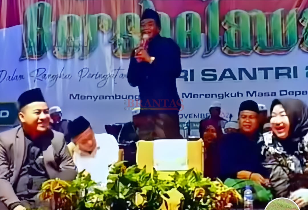 KH. Anwar Zahid saat berceramah di acara " GAYAMAN BERSHOLAWAT" didampingi Anggota DPRD Fraksi PKB H. Akhmad Luthfy Ramadhani, M.Pd ( kiri ) dan Ketua DPRD Kabupaten Mojokerto Hj Ayni Zuroh, MM ( kanan)