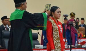 Petugas Kementerian Agama Saat mengambil Sumpah Jabatan Ibu Ery Purwanti Sebagai Ketua DPRD Kota Mojokerto