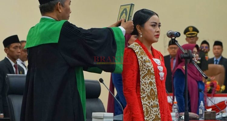 Petugas Kementerian Agama Saat mengambil Sumpah Jabatan Ibu Ery Purwanti Sebagai Ketua DPRD Kota Mojokerto