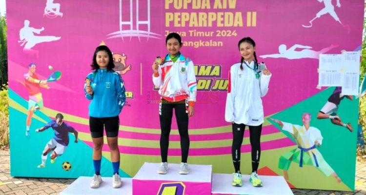 Atlet balap sepeda putri Mila Safa Fidela peraih emas pertama dari Kota Mojokerto di arena Popda XIV Jatim