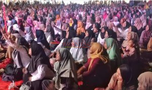Ribuan massa dilapangan Jolotundo Jetis saat mengikuti Kampanye MUBAROK nomor 2