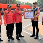 Serah terima Dana Hibah dari Sekdakab Mojokerto Drs. Teguh Gunarko kepada Kadis PUPR Rinaldi Rizal Sabirin, ST, M.BA, MT didampingi Kades Talunblandong Anton Suprapto, S.Pd