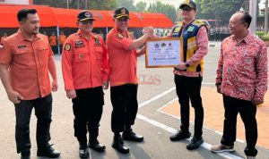 Serah terima Dana Hibah dari Sekdakab Mojokerto Drs. Teguh Gunarko kepada Kadis PUPR Rinaldi Rizal Sabirin, ST, M.BA, MT didampingi Kades Talunblandong Anton Suprapto, S.Pd