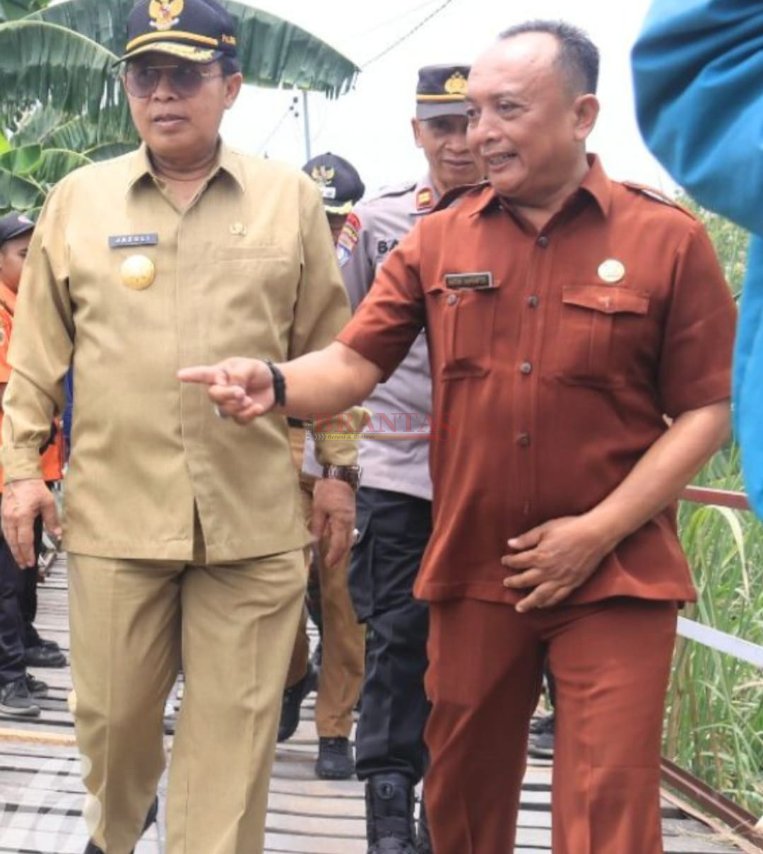 PJs Bupati Mojokerto Dr H Akhmad Jazuli didampingi Kades Talunblandong Anton Suprapto, S.Pd, saat meninjau lokasi jembatan Talunbrak