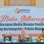 Ketua Bawaslu Kota Mojokerto Dian Pratmawati saat membuka Media Gathering dengan para wartawan untuk Menciptakan sinergitas