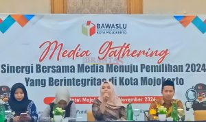 Ketua Bawaslu Kota Mojokerto Dian Pratmawati saat membuka Media Gathering dengan para wartawan untuk Menciptakan sinergitas