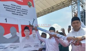 Calon Bupati Mojokerto Dr H Muhammad Albara dan Calon Wakil Bupati Mojokerto dr Muhammad Rizal Oktavian ( MUBAROK) nomor urut 2 saat simulasi di panggung kampanye