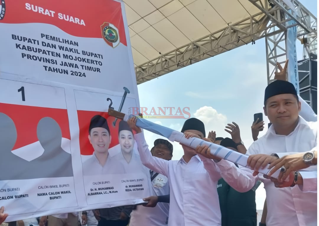 Calon Bupati Mojokerto Dr H Muhammad Albara dan Calon Wakil Bupati Mojokerto dr Muhammad Rizal Oktavian ( MUBAROK) nomor urut 2 saat simulasi di panggung kampanye