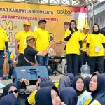 Calon Bupati Mojokerto dr Ikfina Fahmawati Didampingi Ketua DPD Partai Golkar H.Winajat, SH dan Istrinya Hj. Rupiatin, SH, saat memberikan sambutannya