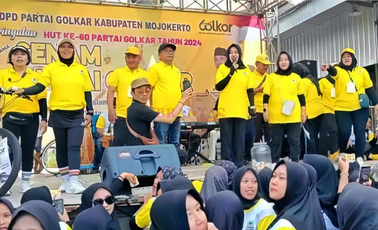 Calon Bupati Mojokerto dr Ikfina Fahmawati Didampingi Ketua DPD Partai Golkar H.Winajat, SH dan Istrinya Hj. Rupiatin, SH, saat memberikan sambutannya