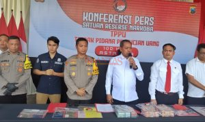 Ditnarkoba Polda Jatim Kombes Pol Robert Da Costa didampingi Kapolres Mojokerto Kota , AKBP Daniel S Marunduri dan Kasat Narkoba Polres Mojokerto Kota Iptu Suparlan saat konferensi pers