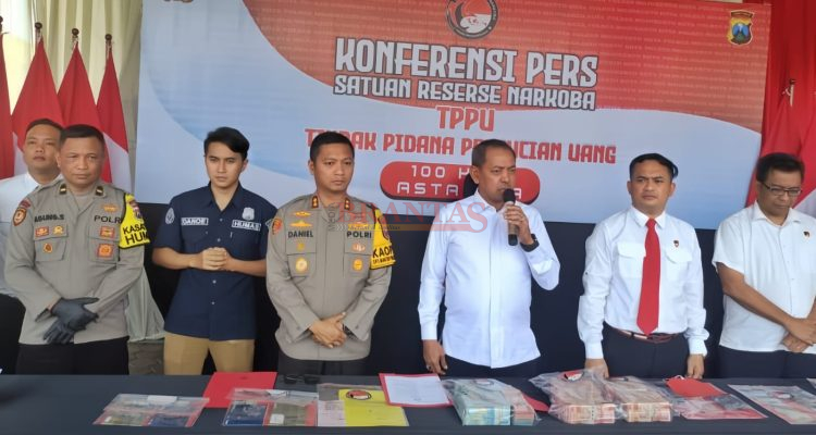 Ditnarkoba Polda Jatim Kombes Pol Robert Da Costa didampingi Kapolres Mojokerto Kota , AKBP Daniel S Marunduri dan Kasat Narkoba Polres Mojokerto Kota Iptu Suparlan saat konferensi pers