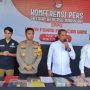 Ditnarkoba Polda Jatim Kombes Pol Robert Da Costa didampingi Kapolres Mojokerto Kota , AKBP Daniel S Marunduri dan Kasat Narkoba Polres Mojokerto Kota Iptu Suparlan saat konferensi pers